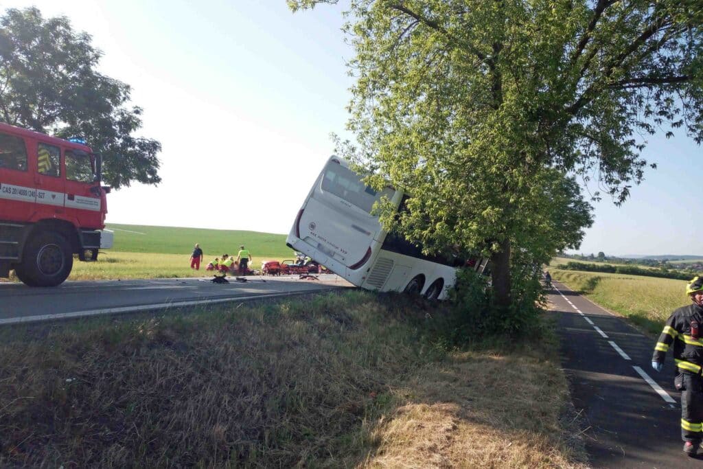 Nehoda autobusu na Rychnovsku. Foto: HZS KHK