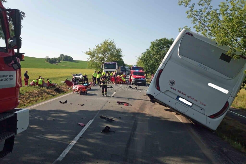 Nehoda autobusu na Rychnovsku. Foto: HZS KHK