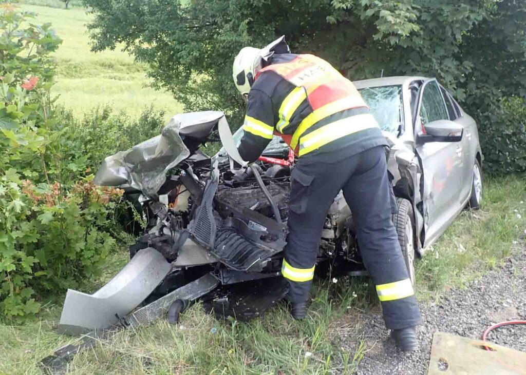 U Drslavic se čelně srazily dvě škodovky. Foto: HZS