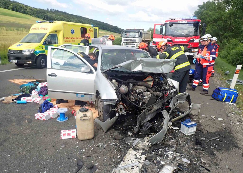 U Drslavic se čelně srazily dvě škodovky. Foto: HZS