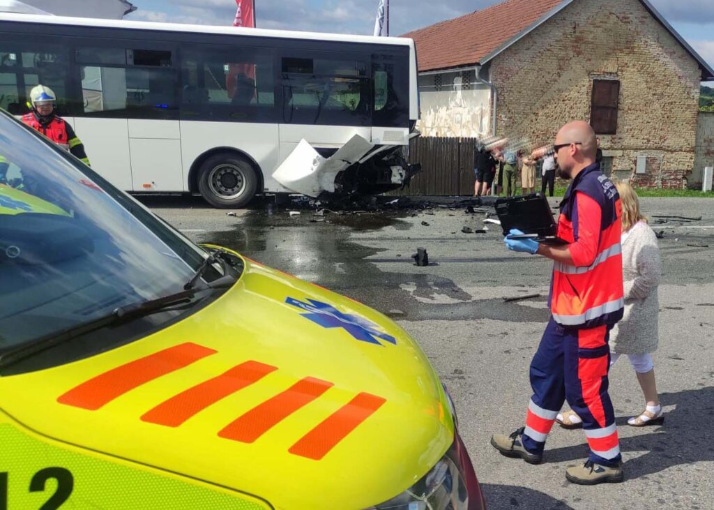 Nehoda dvou aut a autobusu se stala v obci Nezdenice. Foto: PČR a ZZS
