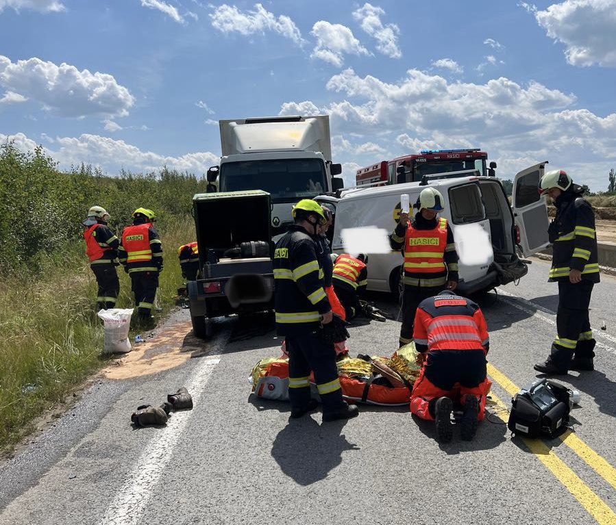 Dodávka se srazila s nákladním vozem na Písecku. Foto: ZZS
