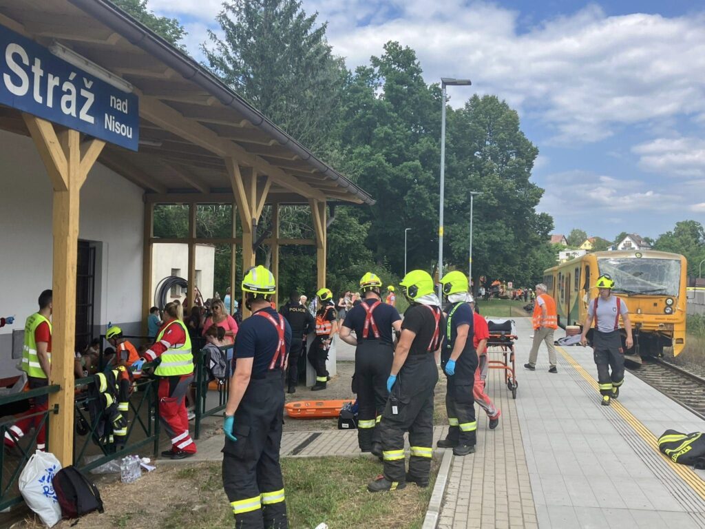 Nehoda vlaku a nákladního vozu ve Stráži  nad Nisou. Foto: HZS