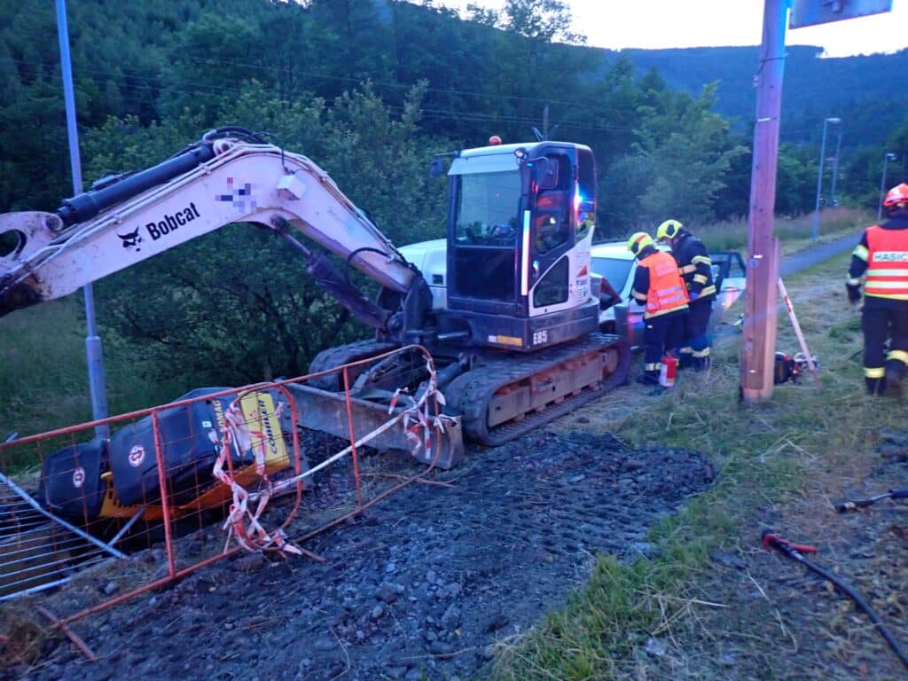 Auto v Rožnově pod Radhoštěm narazilo do bagru, řidič nepřežil. Foto: HZS Zlínského kraje