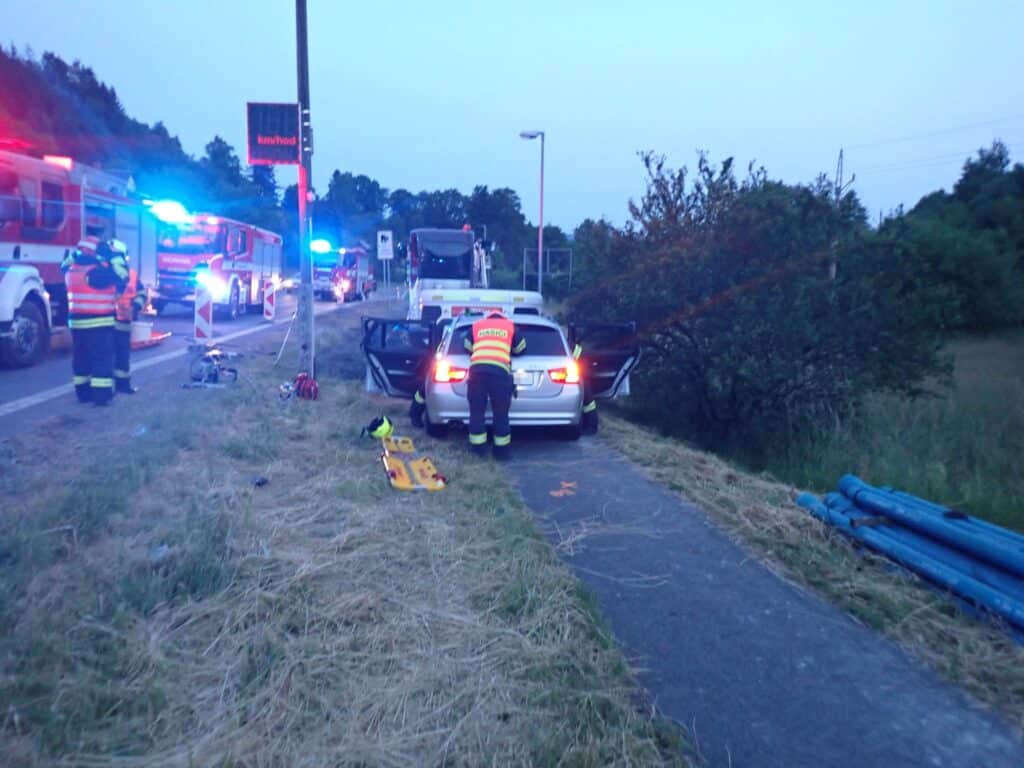 Auto v Rožnově pod Radhoštěm narazilo do bagru, řidič nepřežil. Foto: HZS Zlínského kraje