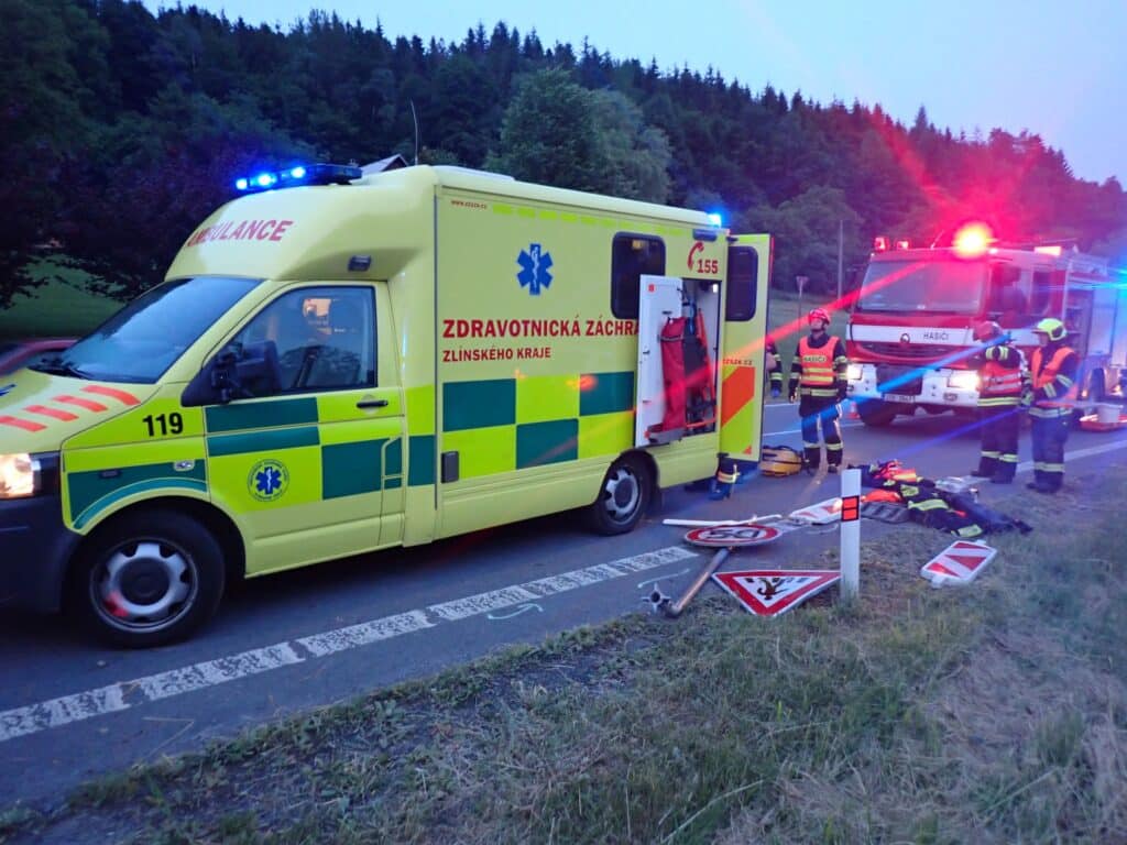 Auto v Rožnově pod Radhoštěm narazilo do bagru, řidič nepřežil. Foto: HZS Zlínského kraje