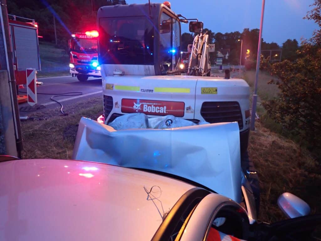 Auto v Rožnově pod Radhoštěm narazilo do bagru, řidič nepřežil. Foto: HZS Zlínského kraje