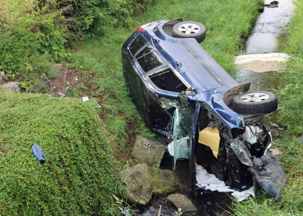 Opilá řidička prorazila zábradlí a sletěla do potoka.