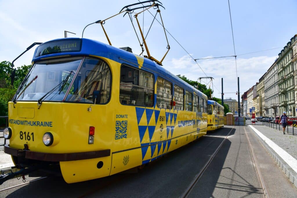 V Praze vyjely tramvaje v ukrajinských barvách. FOTO: MHMP Simona Amiridu