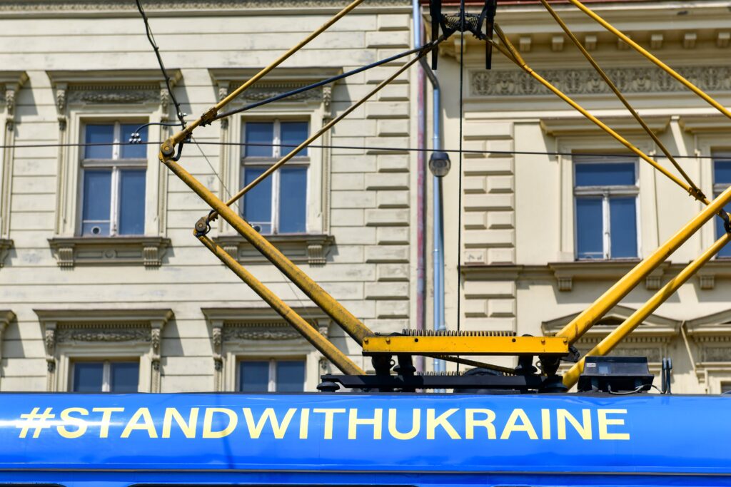 V Praze vyjely tramvaje v ukrajinských barvách. FOTO: MHMP Simona Amiridu