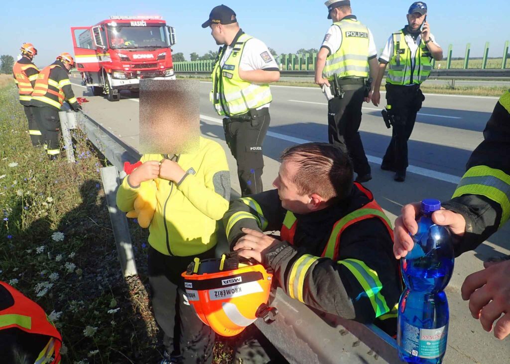 Na místě nehody na D1 byly i děti, hasiči se je snažili uklidnit. Foto: HZS