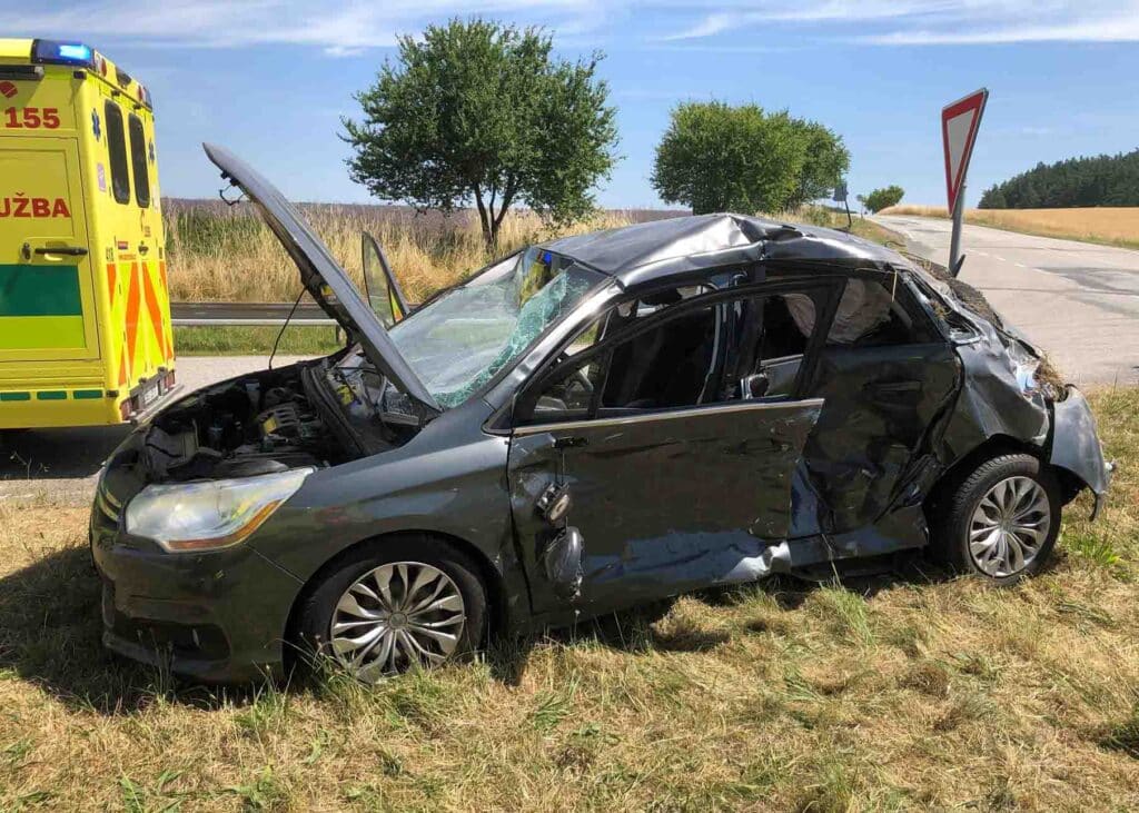 Nehoda dvou aut u exitu dálnice D1 Ostředek. Foto: HZS STC