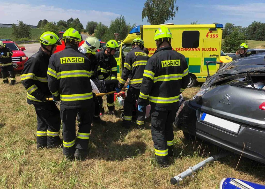 Nehoda dvou aut u exitu dálnice D1 Ostředek. Foto: HZS STC