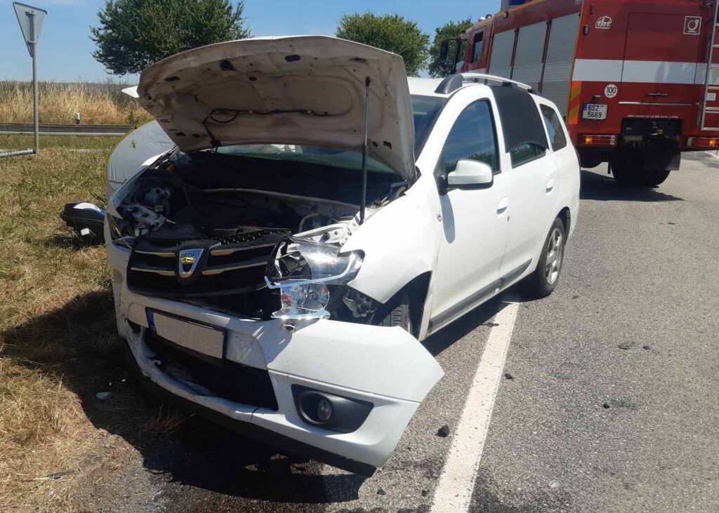 Nehoda dvou aut u exitu dálnice D1 Ostředek. Foto: HZS STC