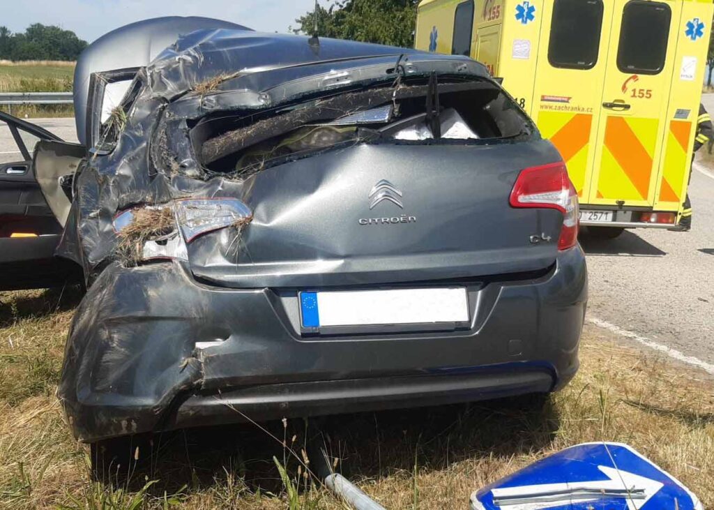 Nehoda dvou aut u exitu dálnice D1 Ostředek. Foto: HZS STC