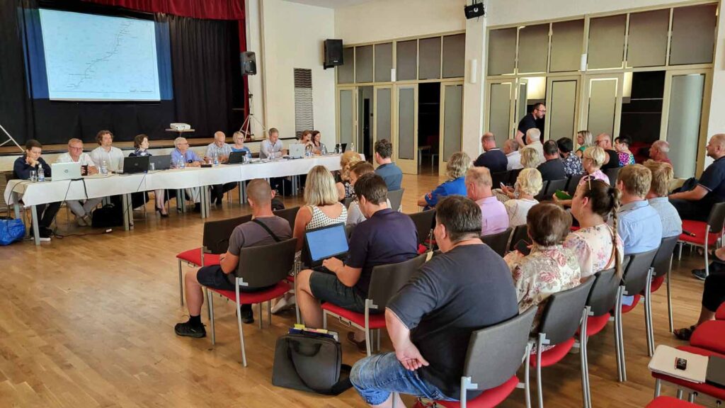 Desítky obavatel Benátek nad Jizerou přišli na projednání EIA k rozšíření dálnice D10. Foto: ČRzprávy.cz