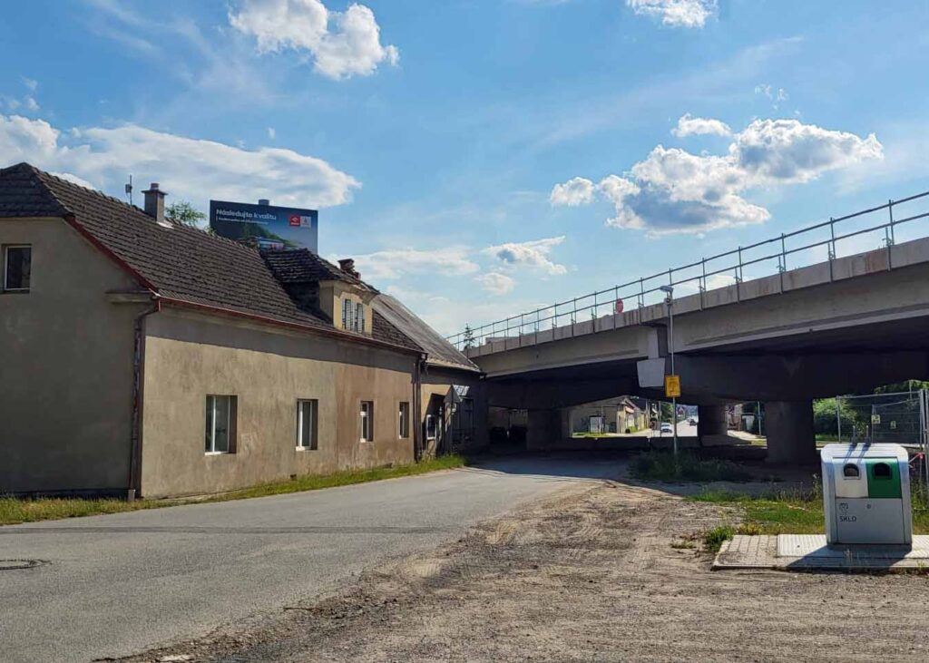 Na dálnici u Benátek staví protihlukové stěny. Při rozšiřování je zase zbourají. Dálnice je tam opravdu blízko domů. Foto: ČRzprávy.cz