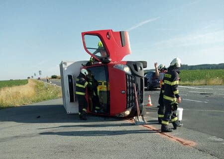 Auta na boku i na střeše končila po úterních nehodách v Královehradeckém kraji. Foto: HZS KHK