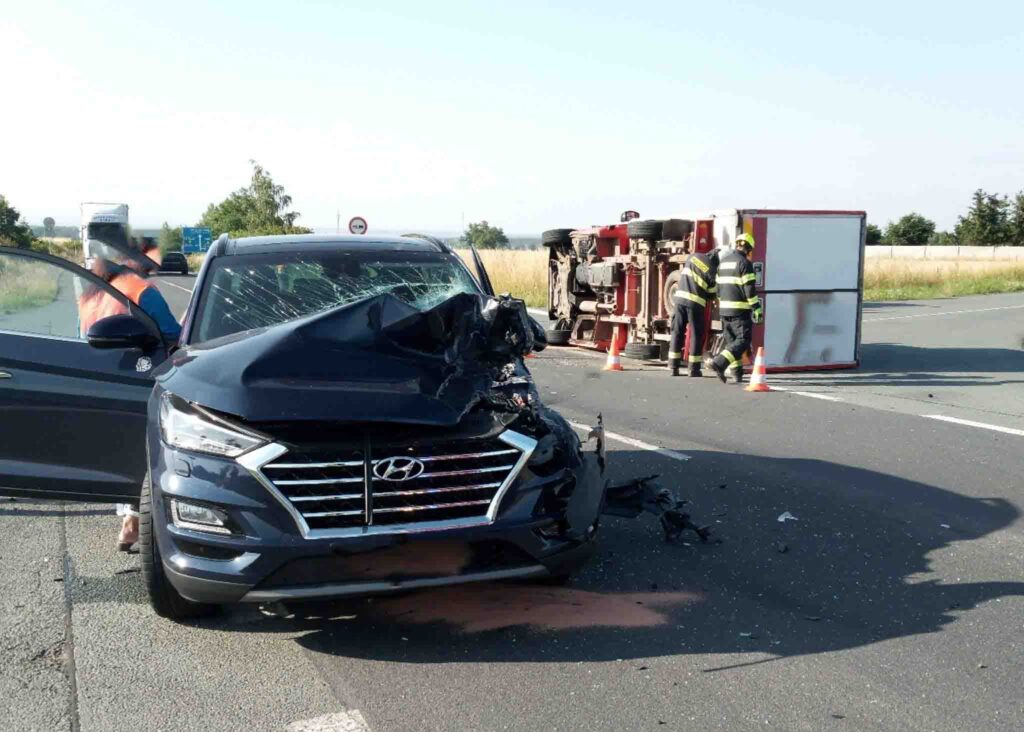 Auta na boku i na střeše končila po úterních nehodách v Královehradeckém kraji. Foto: HZS KHK