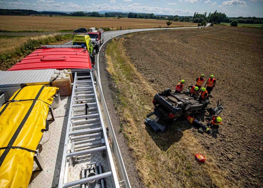 Auta na boku i na střeše končila po úterních nehodách v Královehradeckém kraji. Foto: HZS KHK