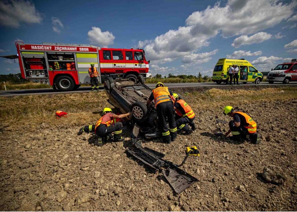 Auta na boku i na střeše končila po úterních nehodách v Královehradeckém kraji. Foto: HZS KHK