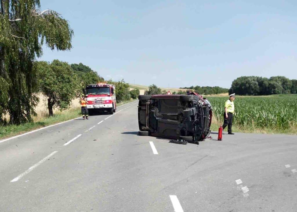 Auta na boku i na střeše končila po úterních nehodách v Královehradeckém kraji. Foto: HZS KHK
