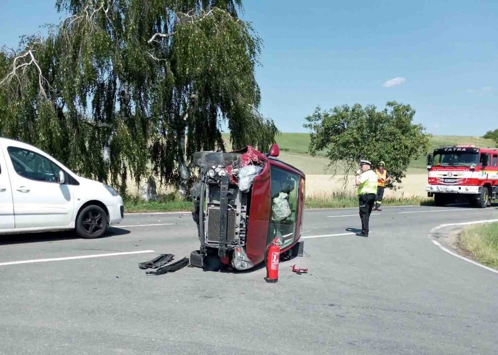 Auta na boku i na střeše končila po úterních nehodách v Královehradeckém kraji. Foto: HZS KHK