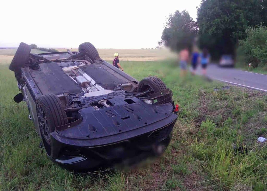 Auta na boku i na střeše končila po úterních nehodách v Královehradeckém kraji. Foto: HZS KHK