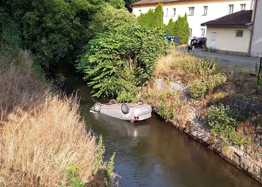 Auto v řece a na střeše skončila v úterý večer v Chocni. Foto: HZS Pardubického kraje