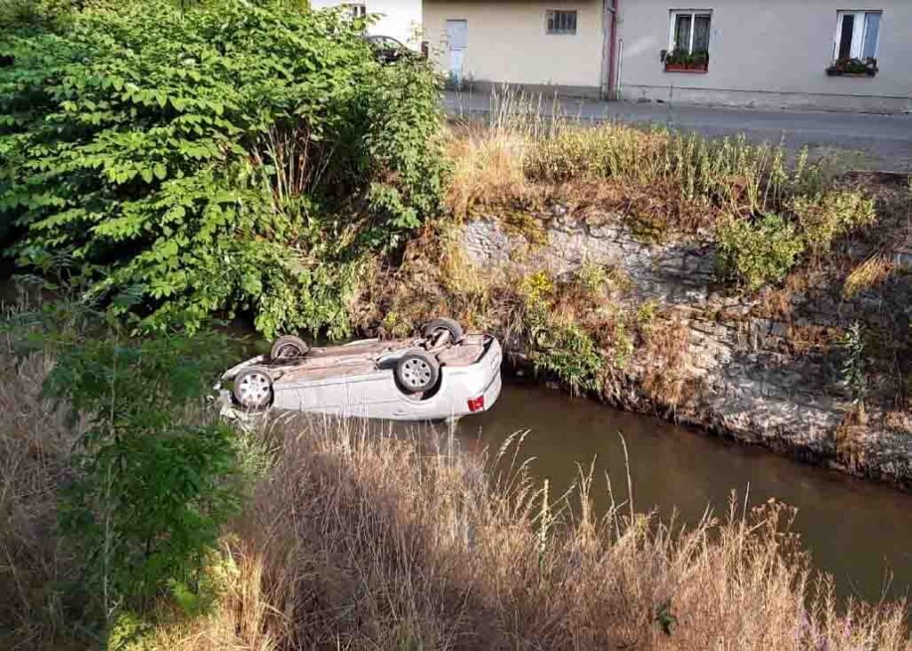 Auto v řece a na střeše skončila v úterý večer v Chocni. Foto: HZS Pardubického kraje