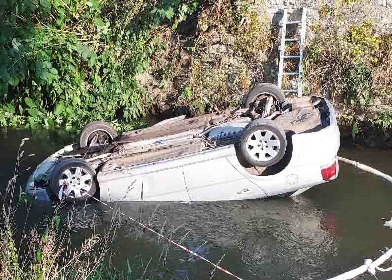 Auto v řece a na střeše skončila v úterý večer v Chocni. Foto: HZS Pardubického kraje