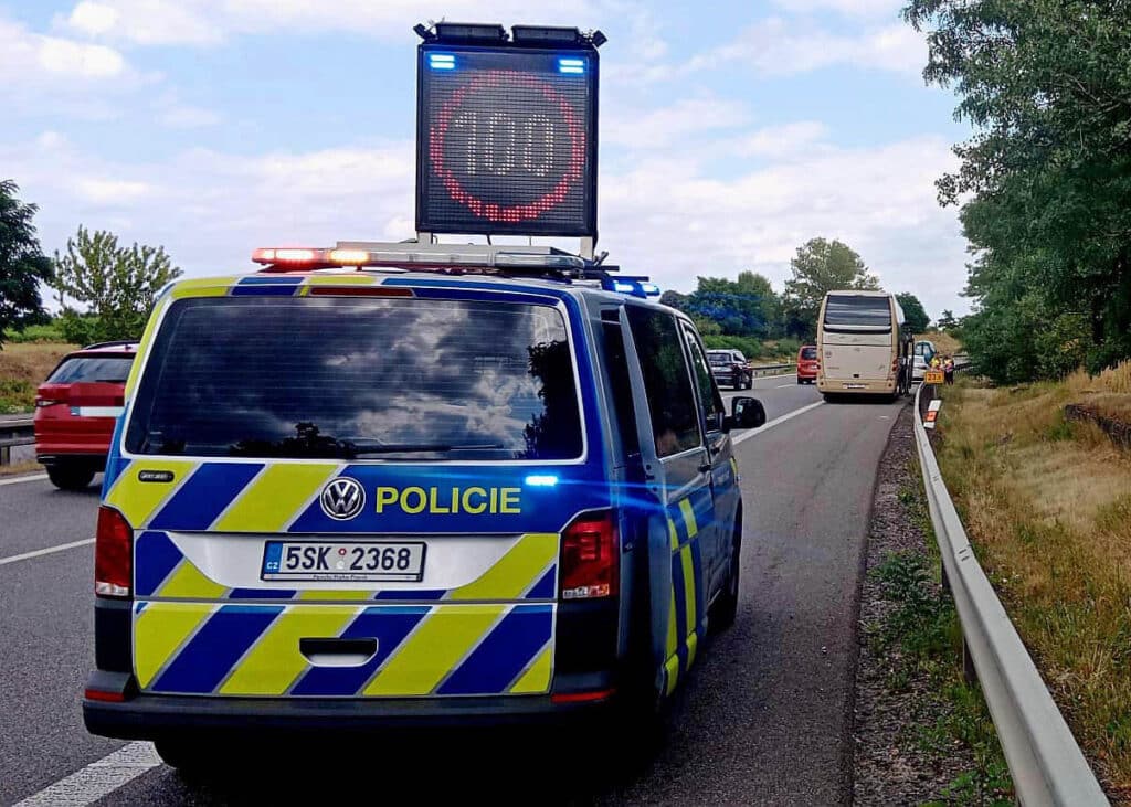 Autobus plný dětí měl technickou závadu v nepřehledné zatáčce na dálnici D10. Foto: PČR