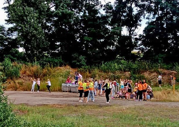 Autobus plný dětí měl technickou závadu v nepřehledné zatáčce na dálnici D10. Foto: PČR