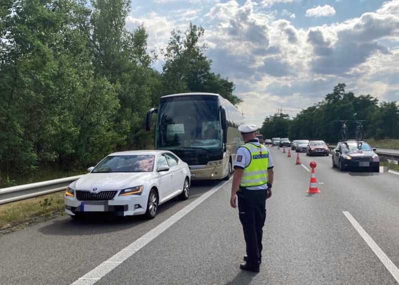Autobus plný dětí měl technickou závadu v nepřehledné zatáčce na dálnici D10. Foto: PČR