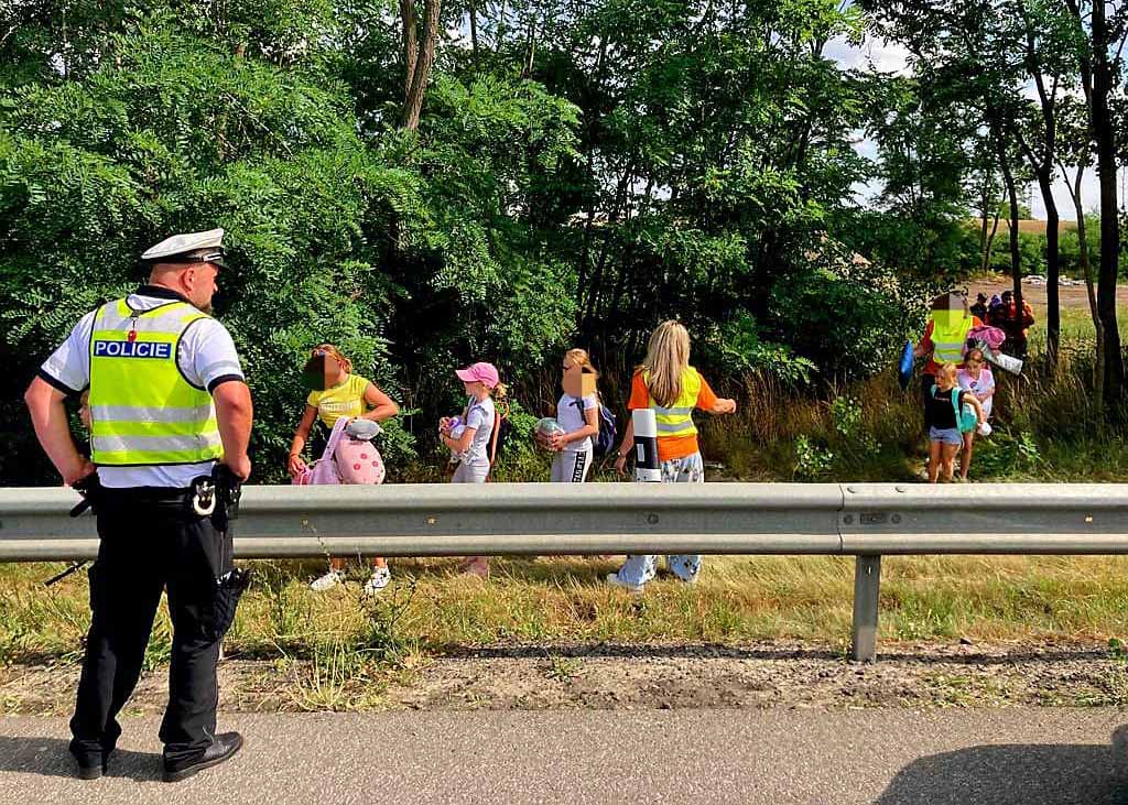 Autobus plný dětí měl technickou závadu v nepřehledné zatáčce na dálnici D10. Foto: PČR