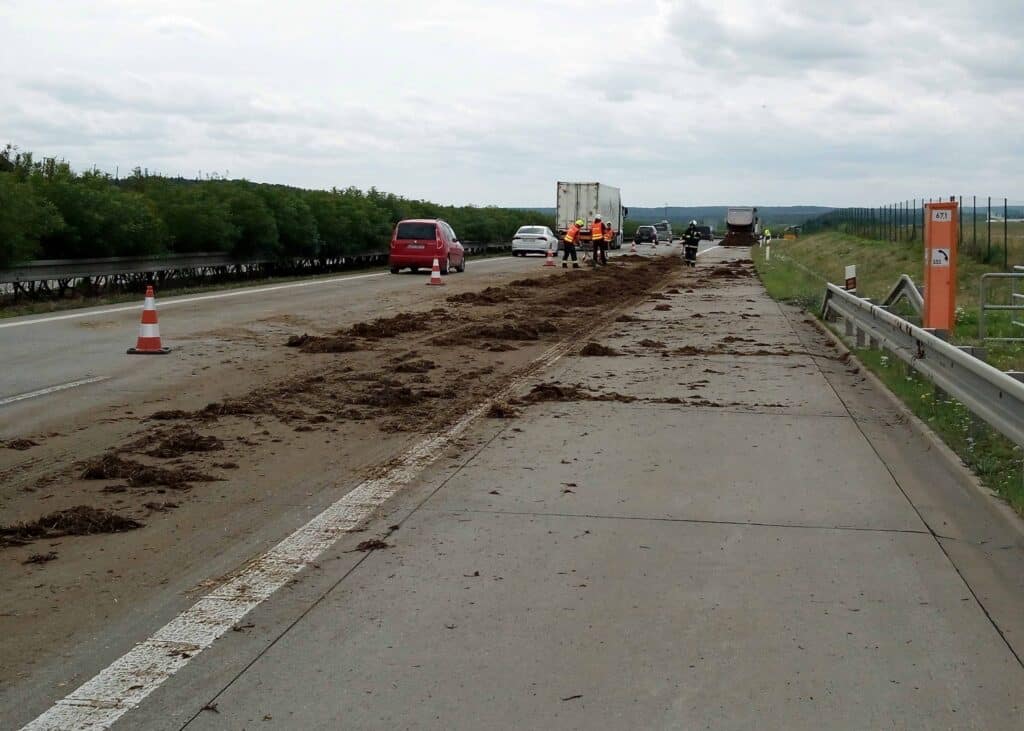 Hnůj se vysypal v pondělí odpoledne na dálnici D11. Foto: HSK KHK