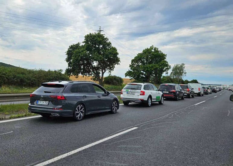 Pád elektrického vedení zastavil dopravu na dálnici D10. Foto: FB