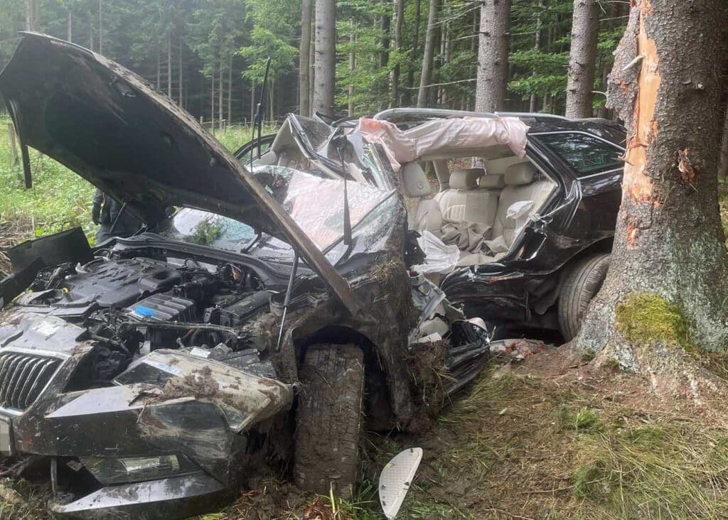 Vážná nehoda Škody Octavia do stromu u Věšína na Příbramsku. Foto: HZS