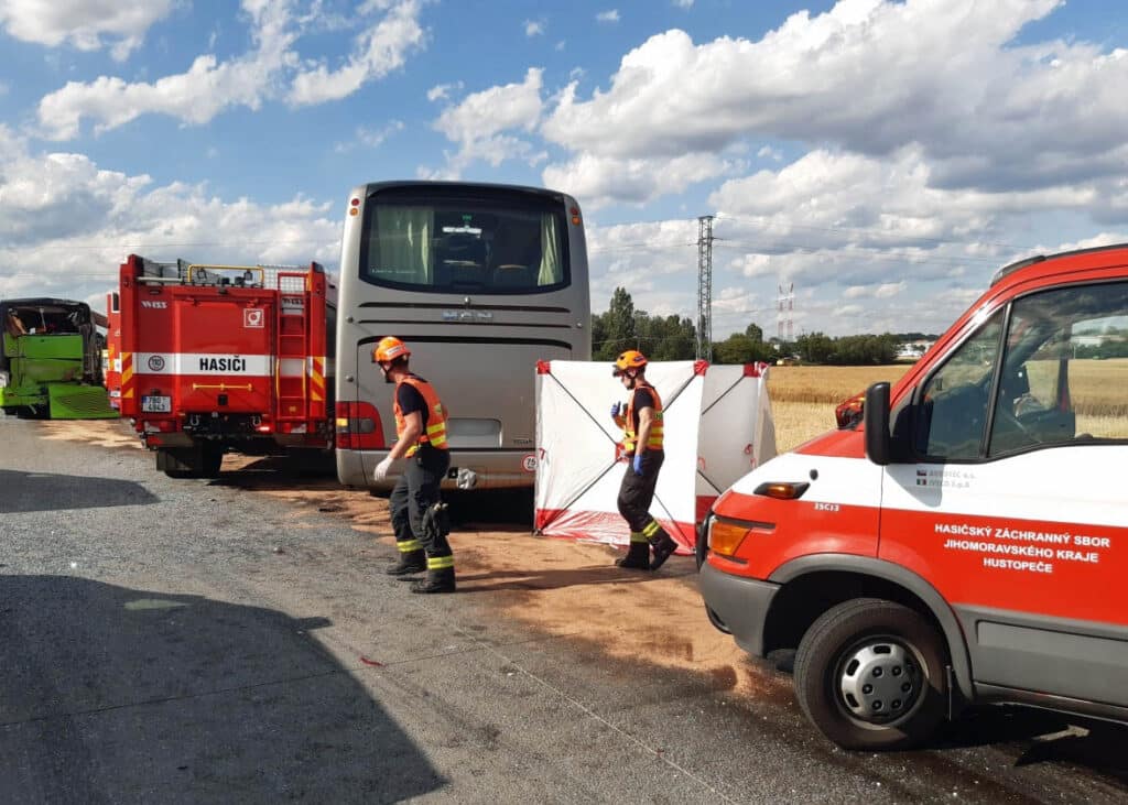 Tragická nehoda dvou autobusů u Brna. Foto: HZS JMK