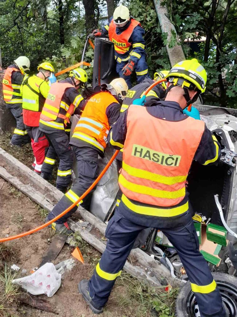 Vážná nehoda u Hodkovic nad Mohelkou. Auto se vklínilo mezi sloup a svodidla. Foto: HZS LBK