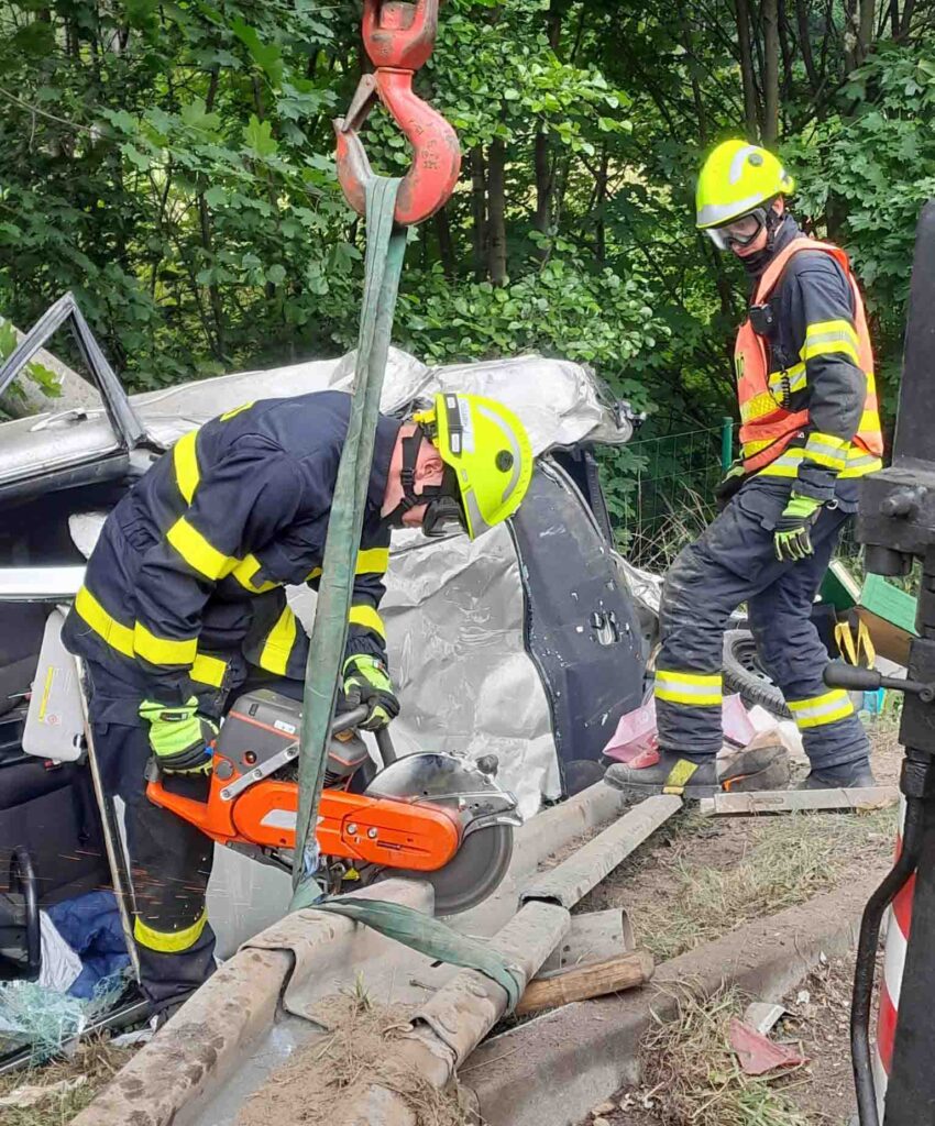 Vážná nehoda u Hodkovic nad Mohelkou. Auto se vklínilo mezi sloup a svodidla. Foto: HZS LBK