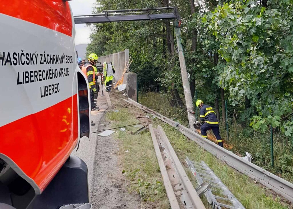 Vážná nehoda u Hodkovic nad Mohelkou. Auto se vklínilo mezi sloup a svodidla. Foto: HZS LBK
