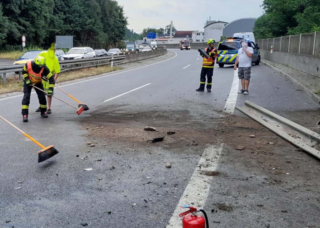 Vážná nehoda u Hodkovic nad Mohelkou. Auto se vklínilo mezi sloup a svodidla. Foto: HZS LBK