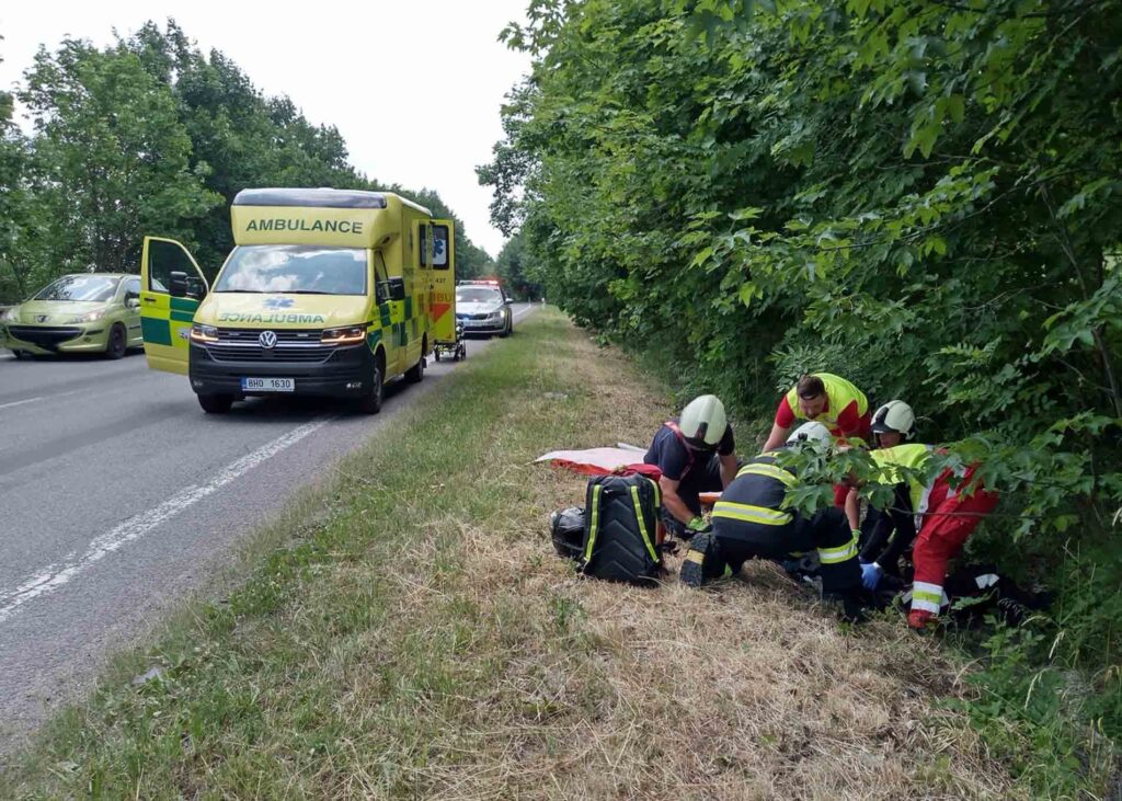 Nehoda osobního auta a motorkáře u Hořejšího Vrchlabí. Foto: HZS