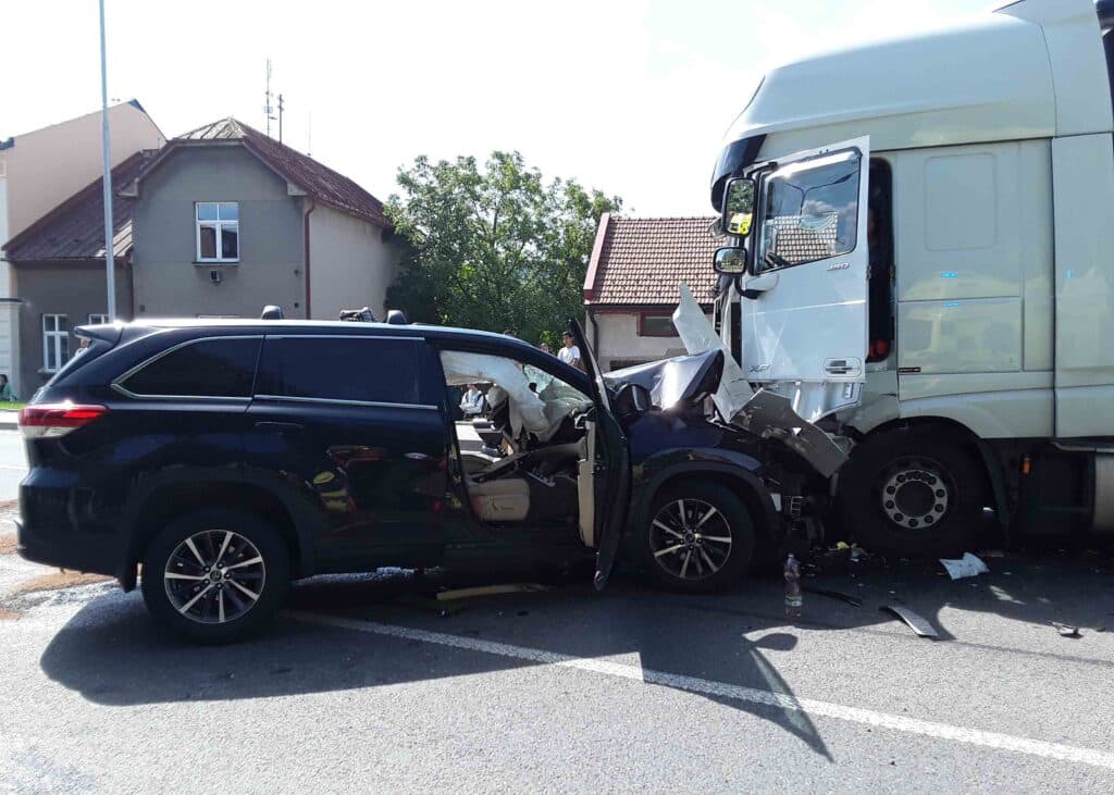Vážná nehoda auta a kamionu v Hranicích. Foto: HZS OCK