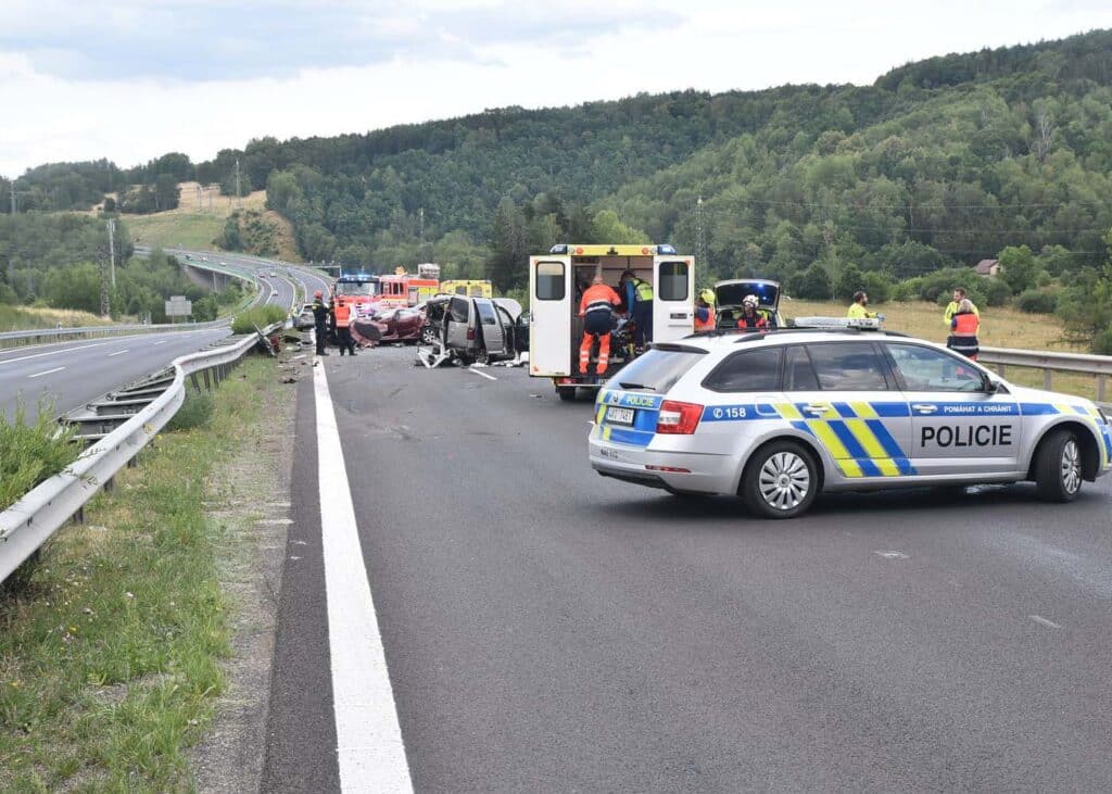 Vážná hromadná nehoda se stala v pátek večer na Karlovarsku. Foto: HZS