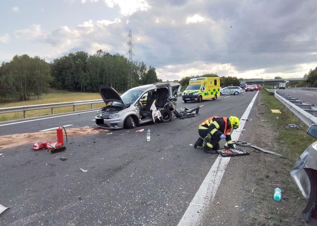Vážná hromadná nehoda se stala v pátek večer na Karlovarsku. Foto: HZS