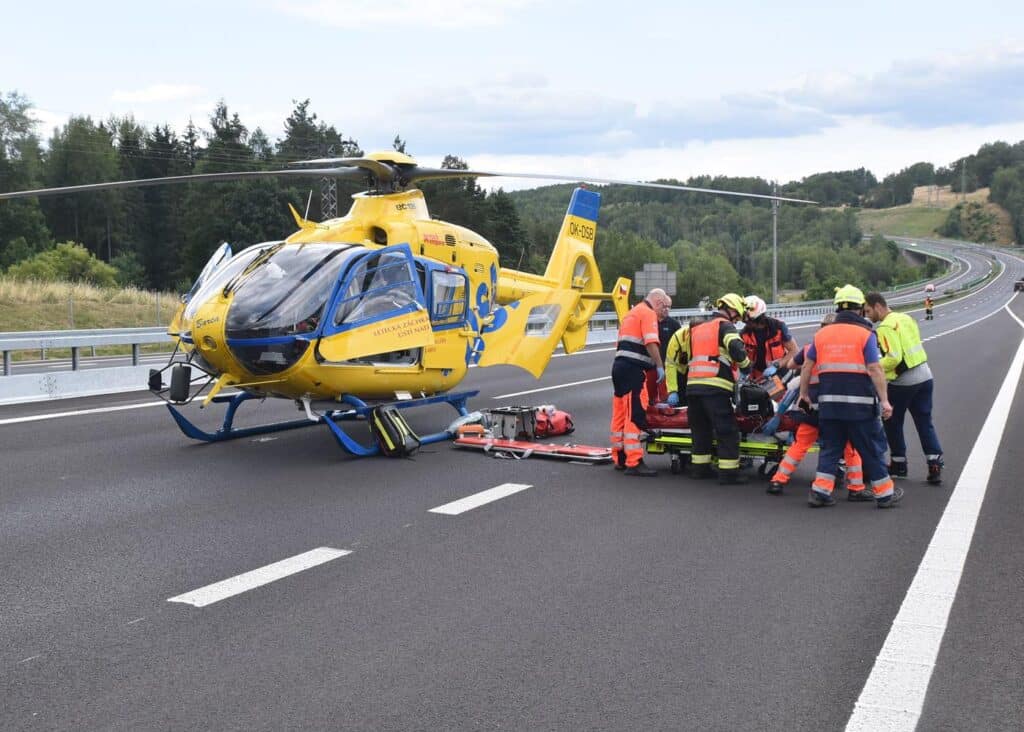 Vážná hromadná nehoda se stala v pátek večer na Karlovarsku. Foto: HZS