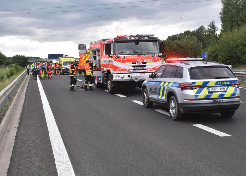 Vážná hromadná nehoda se stala v pátek večer na Karlovarsku. Foto: HZS