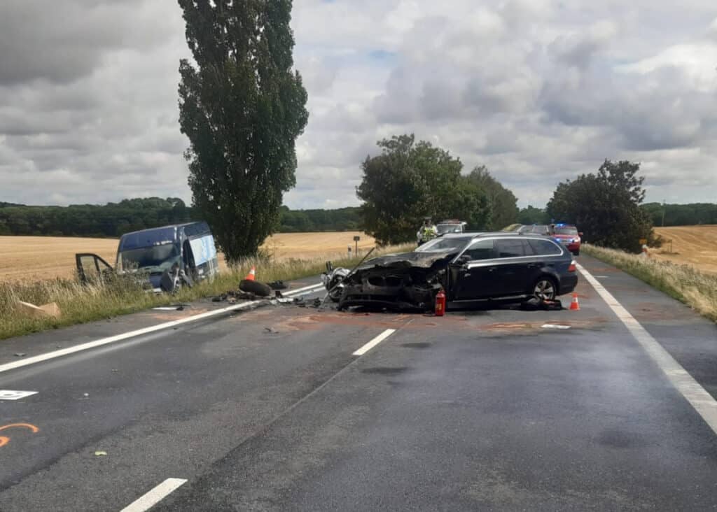 Vážná nehoda dvou aut a dvou motorek na silnici I/12 na Českobrodsku. Foto: HZS STC